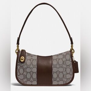 COACH SWINGER SIGNATURE JACQUARD/MAPLE-OAK